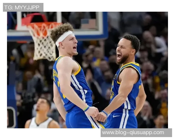 库里父子亲访杜克男篮更衣室斯蒂芬与新星卡梅隆布泽尔同框合影 库里父子亲访杜克男篮更衣室斯蒂芬与新星卡梅隆布泽尔同框合影