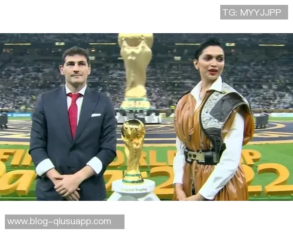 卡西与足球传奇同框出席世界杯抽签活动引发热议